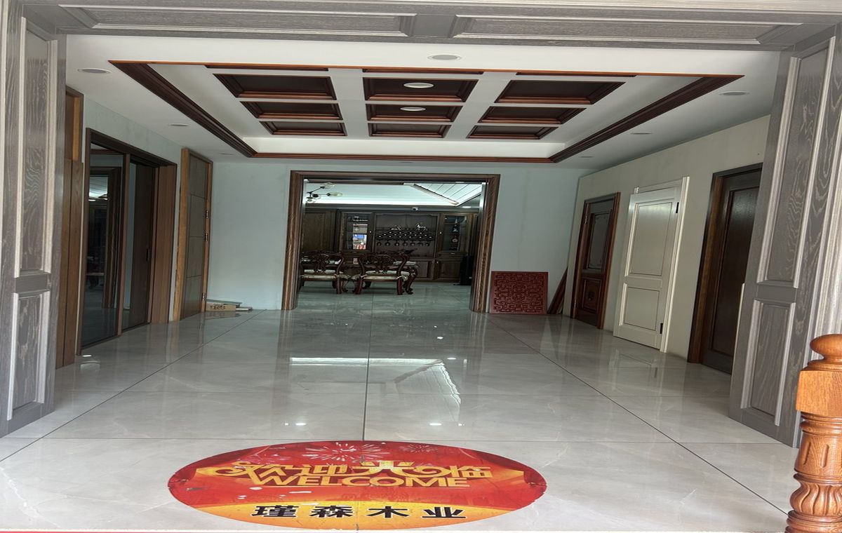 包头久树优家木业稀土高新区展厅入口与原木护墙板实景