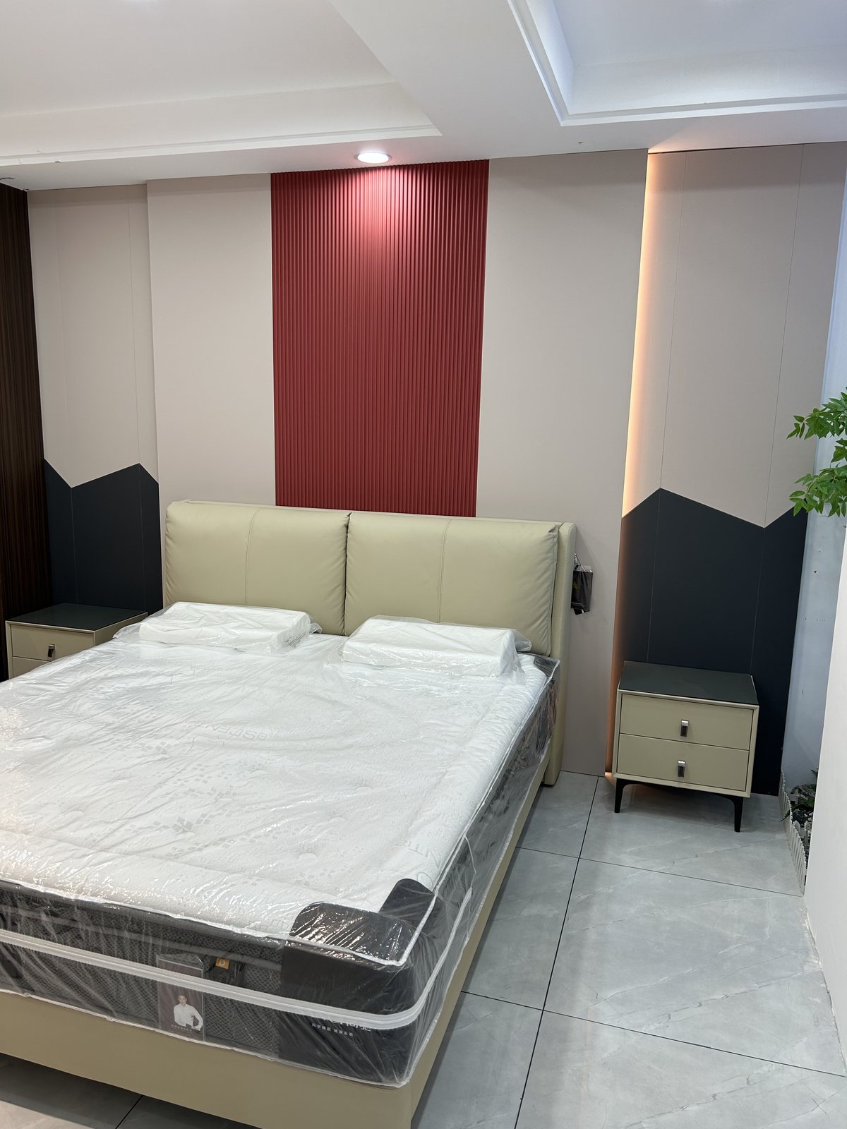 久树优家板式卧室衣柜与床头背景墙定制，适配奶油侘寂风
