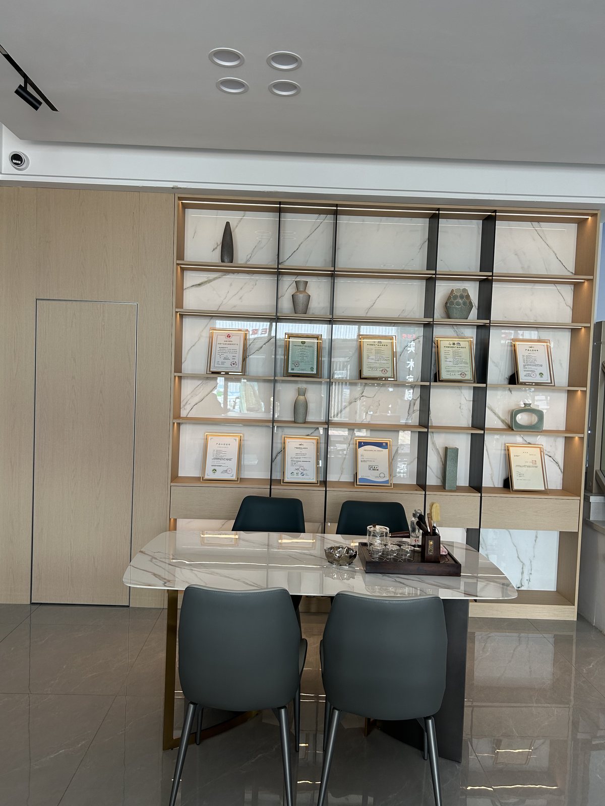 久树优家展厅玻璃柜中陈列的装框文件与证书